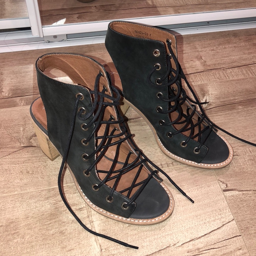 Jeffrey Campbell Minimal Lace Up Free People Sz 7